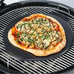 Pierre à Pizza En Céramique Pour Barbecue Weber GBS Ø 46,4 Cm -Barbecue Étagères Magasin 8830 pierre a pizza ceramique ambiance 2 min
